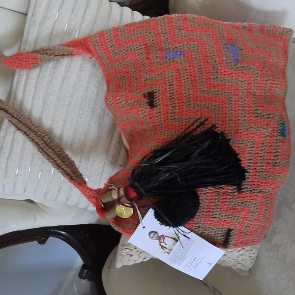 Among Equals Highlands Bilum Shoulder Bag - Picture 4 of 7